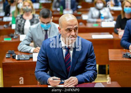 Skopje, Macédoine du Nord.16th janvier 2022.Dimitar Kovachevski (front), le chef de l'Union sociale-démocrate de Macédoine (SDSM) au pouvoir, fait une déclaration d'honneur avec les membres du nouveau cabinet à Skopje, en Macédoine du Nord, le 16 janvier 2022.Le Parlement de la Macédoine du Nord a approuvé, à la fin de dimanche, la formation du nouveau gouvernement du pays qui sera dirigé par Kovachevski, le nouveau premier ministre.Crédit : Tomislav Georgiev/Xinhua/Alay Live News Banque D'Images