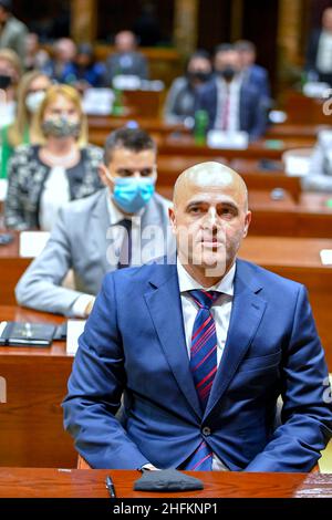 Skopje, Macédoine du Nord.16th janvier 2022.Dimitar Kovachevski (front), le chef de l'Union sociale-démocrate de Macédoine (SDSM) au pouvoir, fait une déclaration d'honneur avec les membres du nouveau cabinet à Skopje, en Macédoine du Nord, le 16 janvier 2022.Le Parlement de la Macédoine du Nord a approuvé, à la fin de dimanche, la formation du nouveau gouvernement du pays qui sera dirigé par Kovachevski, le nouveau premier ministre.Crédit : Tomislav Georgiev/Xinhua/Alay Live News Banque D'Images