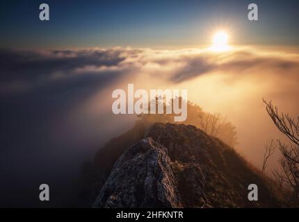 Silhouette spectaculaire sur Mountain Ridge sur des skies brumeuses Banque D'Images