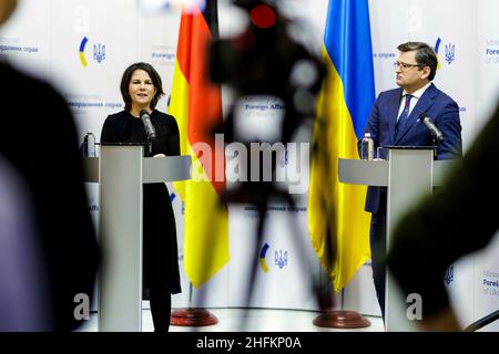 Kiev, Ukraine.17th janvier 2022.Annalena Baerbock, ministre fédérale des affaires étrangères, et Dmytro Kuleba, ministre des affaires étrangères de l'Ukraine, lors d'une conférence de presse conjointe au ministère ukrainien des affaires étrangères à Kiev, le 17 janvier 2022.Copyright: Janine Schwithz/ photothek.de crédit: dpa/Alay Live News Banque D'Images