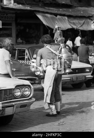 Istanbul Tea Vendor.Istanbul, Turquie, 1979 Banque D'Images