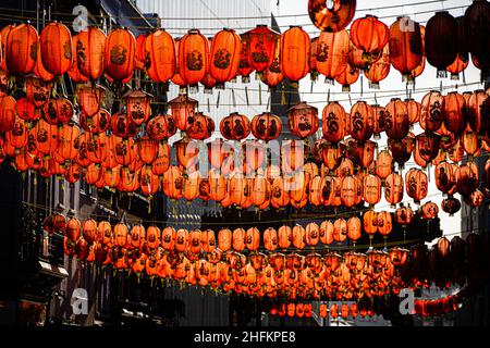 Lanternes chinoises rouges suspendues au-dessus de Wardour Street pendant la journée à China Town, Londres, Royaume-Uni Banque D'Images