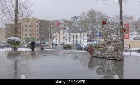 Belgrade, Serbie - 11 janvier 2022 : peu de gens dehors à la journée froide d'hiver de neige mauvais temps dans la ville. Banque D'Images