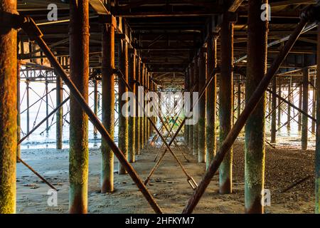 Sous South Parade Pier, en fin d'après-midi, Southport, Hampshire. Banque D'Images