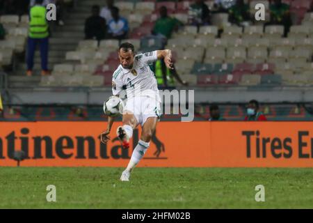 Douala, CAMEROUN - JANVIER 16 : Djamel Benlamri d'Algérie lors du match de la coupe d'Afrique des Nations du groupe E entre l'Algérie et la Guinée équatoriale au Stade de Japoma le 16 2022 janvier à Douala, Cameroun.(Photo de SF) crédit: Sebo47/Alay Live News Banque D'Images