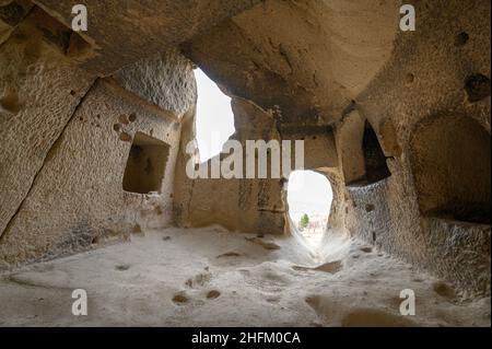 Grotte église à Göreme, Cappadoce, Turquie.Ville troglodytique et maisons de formations rocheuses. Banque D'Images