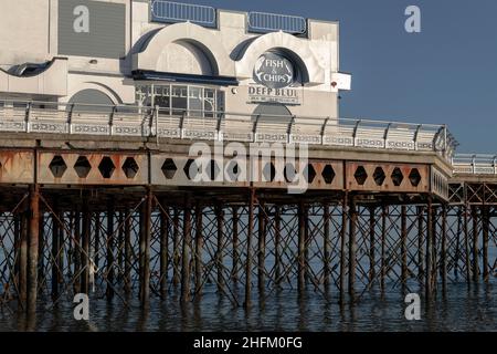 Deep Blue Fish and Chip Shop sur South Parade Pier, Southport, Hampshire. Banque D'Images