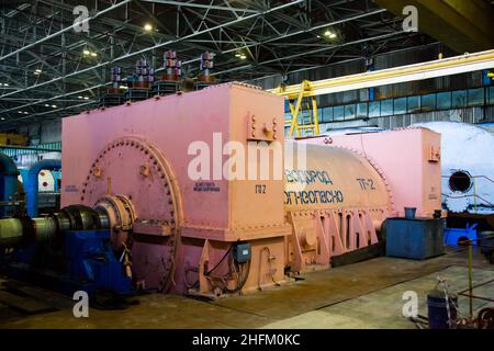 Ekibastuz, Kazakhstan - mai 28,2012 : centrale électrique.Générateur de machine électrique rose dans l'atelier d'usine.Titre: «hydrogène.Inflammable » Banque D'Images