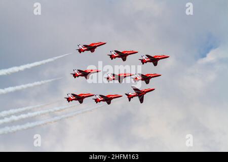 Diamond Nine formation, BAE Hawk T1a de l'équipe d'exposition acrobatique de la Royal Air Force, les flèches rouges, avec les 50th marques de queue d'anniversaire. Banque D'Images