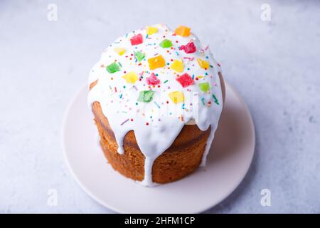 Gâteau de Pâques aux fruits confits.Pâtisserie traditionnelle de Pâques.Vacances de Pâques.Gros plan. Banque D'Images