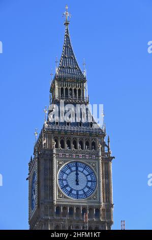 Londres, Royaume-Uni.Big Ben continue d'émerveiller les visiteurs à Londres alors que l'échafaudage est enlevé après quatre ans de rénovation.Le célèbre cadran d'horloge vieux de 160 ans du monument londonien brille désormais sous le soleil.les échafaudages restants seront entièrement retirés au cours des mois de commising, les cloches devant reprendre leur frappe régulière au printemps.Crédit : michael melia/Alay Live News Banque D'Images