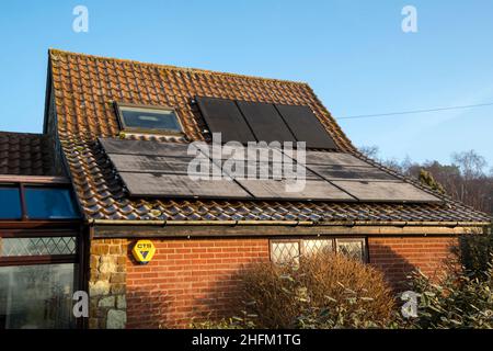 Gel sur cellules PV montrant différents niveaux de lumière du soleil à différentes inclinaisons au soleil.NB: Les locaux dans la photographie sont la propriété libérée. Banque D'Images