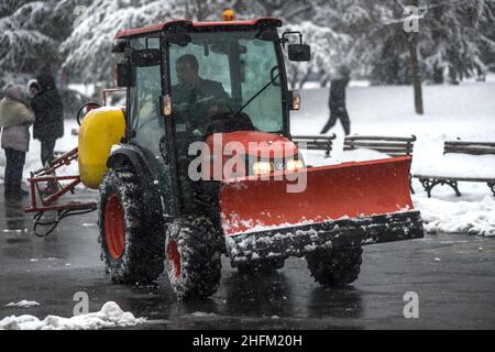 Camion de chasse-neige nettoyant les chemins du parc Saint-Sava, Belgrade, Serbie Banque D'Images