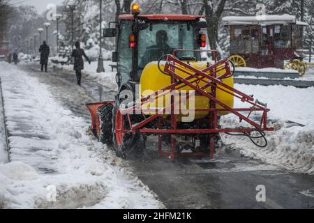 Camion de chasse-neige nettoyant les chemins du parc Saint-Sava, Belgrade, Serbie Banque D'Images