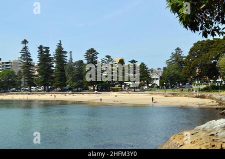 Vue sur le port de Sydney, près de l'Esplanade est, dans la banlieue côtière de Sydney, à Manly, en Nouvelle-Galles du Sud Banque D'Images