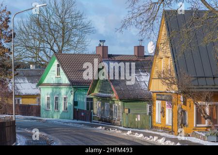 Vieilles maisons traditionnelles lituaniennes en bois vert avec trois fenêtres dans le village en hiver, avec de la neige Banque D'Images