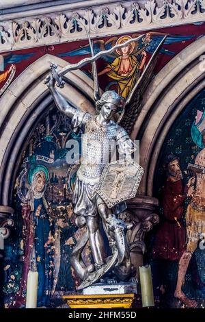 Archange Saint Michael tuant le dragon Statue Basilique Cathédrale de Bayeux notre Dame de Bayeux Église de Bayeux Normandie France.Église catholique consacrée Banque D'Images