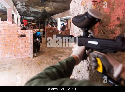 Le joueur de paintball cible ses adversaires Banque D'Images