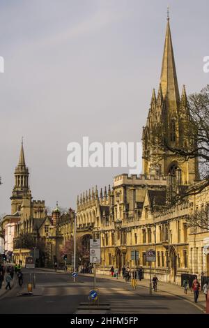 Bâtiments en pierre ornés avec tours et flèches, bordant une rue à Oxford, en Angleterre Banque D'Images