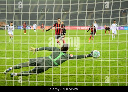 Goalwart Yann SOMMER (MG) parlie le coup de pied de pénalité de Patrik SCHICK (LEV), action, parade, football 1st Bundesliga, 19th jour de match,Borussia Monchengladbach (MG) - Bayer 04 Leverkusen (LEV), le 15th janvier 2022 à Borussia Monchengladbach/ Allemagne.#DFL les règlements interdisent toute utilisation de photographies comme séquences d'images et/ou quasi-vidéo # Â Banque D'Images