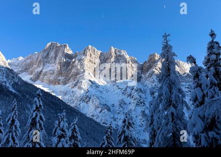 Vue sur les montagnes enneigées sur fond bleu ciel depuis la vallée de Krnica, en Slovénie Banque D'Images
