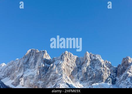 Vue sur les montagnes enneigées sur fond bleu ciel depuis la vallée de Krnica, en Slovénie Banque D'Images