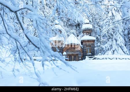 Chapelle russe sur le col de Vršič recouverte de neige, Alpes juliennes, Slovénie Banque D'Images