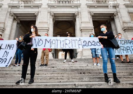 Mauro Scrobogna /Lapresse 05 juin 2020 et#xA0; Rome, Italie Actualités épidémie de coronavirus: Sur la photo: ministère de l'éducation, moment de protestation organisé dans les villes italiennes par des étudiants qui devraient passer l'examen final de l'école secondaire Banque D'Images