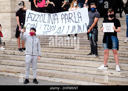 Mauro Scrobogna /Lapresse 05 juin 2020 et#xA0; Rome, Italie Actualités épidémie de coronavirus: Sur la photo: ministère de l'éducation, moment de protestation organisé dans les villes italiennes par des étudiants qui devraient passer l'examen final de l'école secondaire Banque D'Images