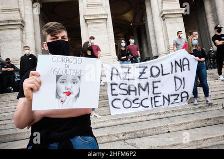 Mauro Scrobogna /Lapresse 05 juin 2020 et#xA0; Rome, Italie Actualités épidémie de coronavirus: Sur la photo: ministère de l'éducation, moment de protestation organisé dans les villes italiennes par des étudiants qui devraient passer l'examen final de l'école secondaire Banque D'Images