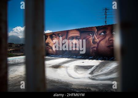 Alessandro pone - Lapresse Napoli 06 giugno 2020 Cronaca Napoli, quartière Barra, un murale con 5 volti: Lénine, Martin Luther King, Floyd, Malcom X e Angela Davis.LO Street artiste italo olandese Jorit per la Prima volta ritrae 5 personaggi in un'unica Opera, realizzata su un edficio del rione Bisignano per rendere omaggio a George Floyd ucciso dalla polizia a Minneapolis.Alessandro pone - Lapresse Naples 06 juin 2020 Actualités Naples, quartier de Barra, une fresque de 5 visages : Lénine, Martin Luther King, Floyd, Malcom X et Angela Davis.Pour la première fois, l'artiste italien de rue hollandais Jorit dépeint Banque D'Images