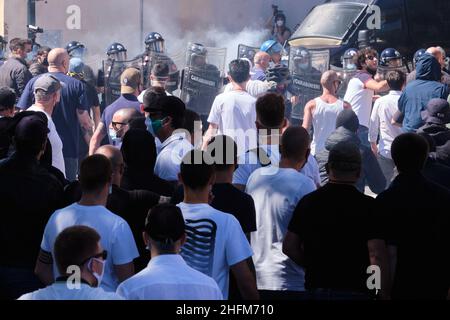 Mauro Scrobogna /Lapresse 06 juin 2020 et#xA0; Rome, Italie Actualités démonstration des fans de football ultras dans la photo: Affrontements avec les forces de l'ordre Banque D'Images