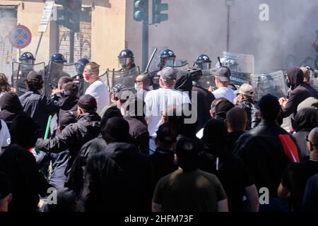 Mauro Scrobogna /Lapresse 06 juin 2020 et#xA0; Rome, Italie Actualités démonstration des fans de football ultras dans la photo: Affrontements avec les forces de l'ordre Banque D'Images