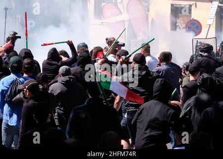 Mauro Scrobogna /Lapresse 06 juin 2020 et#xA0; Rome, Italie Actualités démonstration des fans de football ultras dans la photo: Affrontements avec les forces de l'ordre Banque D'Images