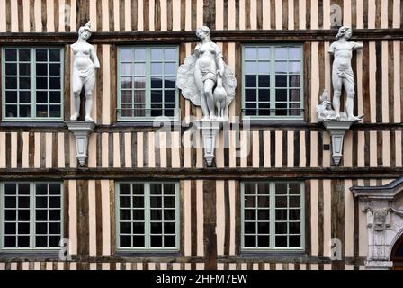 C17th Hôtel d'Etancourt Townhouse, manoir ou bâtiment historique avec structure en bois et statues néoclassiques dans la vieille ville de Rouen Normandie France Banque D'Images