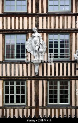 C17th Hôtel d'Etancourt Townhouse, manoir ou bâtiment historique avec structure en bois et statues néoclassiques dans la vieille ville de Rouen Normandie France Banque D'Images