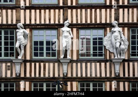 C17th Hôtel d'Etancourt Townhouse, manoir ou bâtiment historique avec structure en bois et statues néoclassiques dans la vieille ville de Rouen Normandie France Banque D'Images