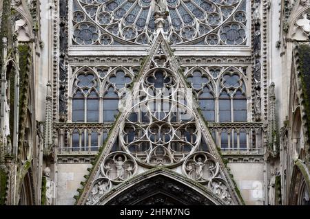 Pierres décoratives sculptées sur le côté nord au-dessus de la porte des bibliothèques et de la pierre décorative sculptant la cathédrale notre-Dame de Rouen Normandie France Banque D'Images