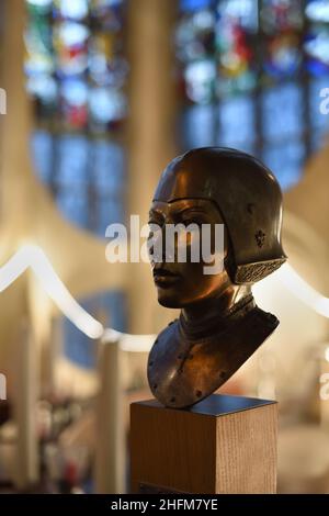 Buste en métal de Jeanne ou d'Arc à l'intérieur de l'intérieur moderne de l'église Eglise Sainte-Jeanne-d'Arc ou Jeanne d'Arc, construite en 1979, Rouen Normandie France Banque D'Images