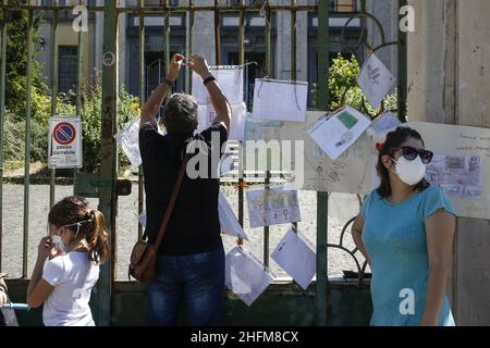 Cecilia Fabiano/Lapresse 08 juin 2020 Rome (Italie) Actualités dernière journée d'école, al l'institut est fermé pour l'urgence Covid 19 dans le pic: Parents prenant photo de leurs enfants devant l'école Banque D'Images