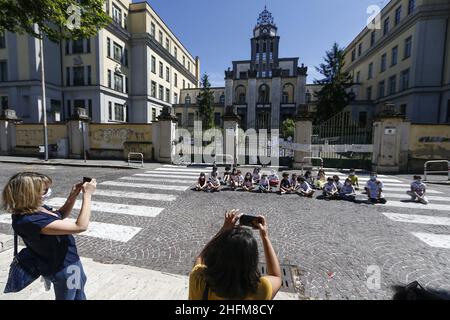 Cecilia Fabiano/Lapresse 08 juin 2020 Rome (Italie) Actualités dernière journée d'école, al l'institut est fermé pour l'urgence Covid 19 dans le pic: Parents prenant photo de leurs enfants devant l'école Banque D'Images