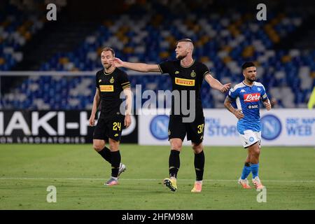 Cafaro/Lapresse 13 juin 2020 Naples, Italie football sportif Napoli vs Inter - coupe italienne, demi-finale deuxième jambe - stade San Paolo.Dans la photo: Milan Skriniar (F.C.Internazionale Milano) se met en colère. Banque D'Images