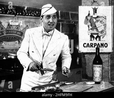 © Silvio Durante / Lapresse Archivio storico Torino 1954 Alberto Sordi Barista Nella foto: un cartellon pubbliciario di Armando Testa che vede Alberto Sordi intento a Fare il pizziolo NEG- 65762 Banque D'Images