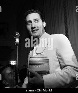 © Silvio Durante / Lapresse Archivio storico Saint Vincent 08-07-1954 Alberto Sordi Nella foto: l'attore Alberto Sordi rieve la Grolla di legno durante la serata delle consegne delle Grolle d'Oro a Saint Vincent NEG- 63003 Banque D'Images