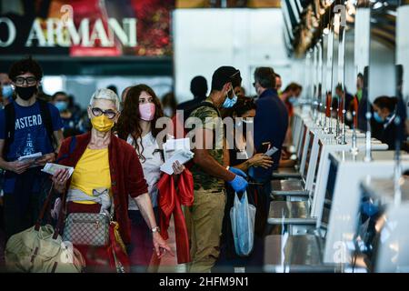 Foto Piero Cruciatti / Lapresse 15/06/2020 - Milano, Italia News Riapertura Aeroporto Malpensa terminal 1 Nella foto: Riapertura Aeroporto Malpensa terminal 1 Foto Piero Cruciatti / Lapresse 15/06/2020 - Milan, Italie News Malpensa Airport terminal 1 rouvre sur la photo:Les personnes portant des masques dans la zone d'enregistrement du terminal 1 de l'aéroport de Malpensa ont rouvert leurs portes aujourd'hui Banque D'Images