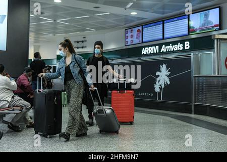 Foto Piero Cruciatti / Lapresse 15/06/2020 - Milano, Italia News Riapertura Aeroporto Malpensa terminal 1 Nella foto: Riapertura Aeroporto Malpensa terminal 1 Foto Piero Cruciatti / Lapresse 15/06/2020 - Milan, Italie News Malpensa Airport terminal 1 rouvre sur la photo:Les gens arrivent au terminal 1 de l'aéroport de Malpensa qui a rouvert aujourd'hui après le verrouillage du coronavirus Banque D'Images