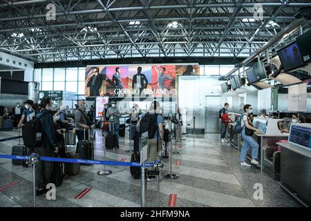 Foto Piero Cruciatti / Lapresse 15/06/2020 - Milano, Italia News Riapertura Aeroporto Malpensa terminal 1 Nella foto: Riapertura Aeroporto Malpensa terminal 1 Foto Piero Cruciatti / Lapresse 15/06/2020 - Milan, Italie News Malpensa Airport terminal 1 rouvre sur la photo:Les gens font la queue dans les zones d'enregistrement du terminal 1 de l'aéroport de Malpensa qui a rouvert aujourd'hui après le verrouillage du coronavirus Banque D'Images