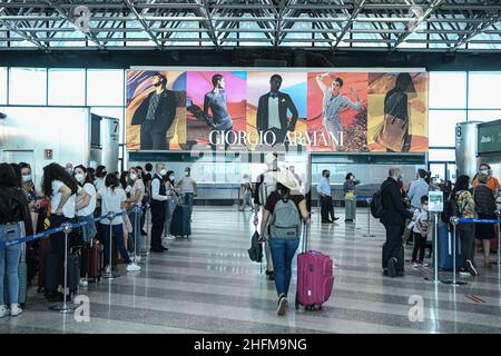 Foto Piero Cruciatti / Lapresse 15/06/2020 - Milano, Italia News Riapertura Aeroporto Malpensa terminal 1 Nella foto: Riapertura Aeroporto Malpensa terminal 1 Foto Piero Cruciatti / Lapresse 15/06/2020 - Milan, Italie News Malpensa Airport terminal 1 rouvre sur la photo:Les gens font la queue dans la zone d'enregistrement du terminal 1 de l'aéroport de Malpensa, qui a rouvert aujourd'hui après l'isolement du coronavirus Banque D'Images