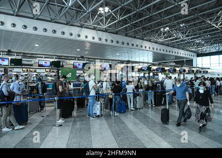 Foto Piero Cruciatti / Lapresse 15/06/2020 - Milano, Italia News Riapertura Aeroporto Malpensa terminal 1 Nella foto: Riapertura Aeroporto Malpensa terminal 1 Foto Piero Cruciatti / Lapresse 15/06/2020 - Milan, Italie News Malpensa Airport terminal 1 rouvre sur la photo:Les gens font la queue dans la zone d'enregistrement du terminal 1 de l'aéroport de Malpensa, qui a rouvert aujourd'hui après l'isolement du coronavirus Banque D'Images