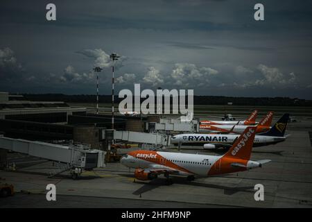 Foto Piero Cruciatti / Lapresse 15/06/2020 - Milano, Italia News Riapertura Aeroporto Malpensa terminal 1 Nella foto: Riapertura Aeroporto Malpensa terminal 1 Foto Piero Cruciatti / Lapresse 15/06/2020 - Milan, Italie News Malpensa Airport terminal 1 rouvre sur la photo:Les avions du terminal 1 de l'aéroport de Malpensa ont rouvert aujourd'hui après le verrouillage du coronavirus Banque D'Images